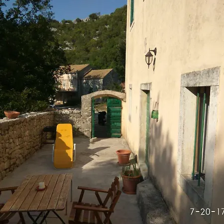 Canis Aureus Guest house Oskorusno